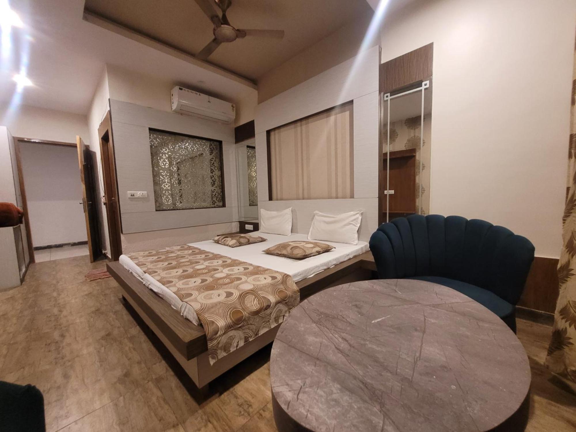The Aura Grand Hotel & Banquet - A Unit Of Sitara Kollection Hotels Rohtak Eksteriør bilde